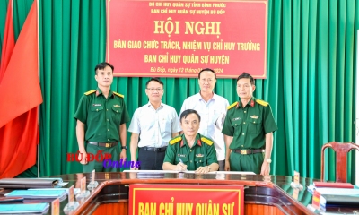 Bù Đốp: bàn giao nhiệm vụ Chỉ huy trưởng Ban chỉ huy quân sự huyện