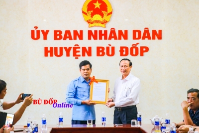 Lãnh đạo huyện Keosima và huyện Sannual Vương quốc Campuchia chúc Tết tại huyện Bù Đốp