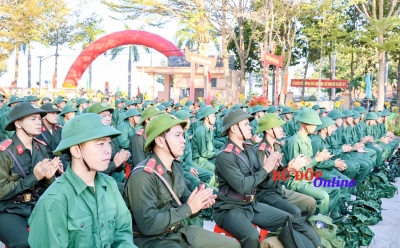 Thanh niên hăng hái lên đường làm nghĩa vụ quân sự