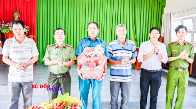 Công an huyện chúc tết các mô hình phòng chống tội phạm