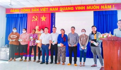 Bù Đốp: Công đoàn cơ sở Khối đảng tặng quà Tết tại xã Phước Thiện, Ấp Sóc Nê