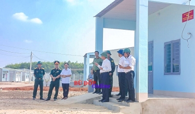 Chủ tịch UBND huyện Lê Quang Oanh kiểm công tác chuẩn bị khánh thành điểm dân cư liền kề Chốt Dân quân biên giới