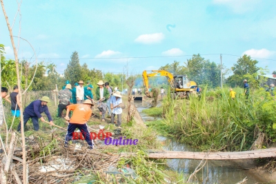 Bù Đốp, Tân Tiến ra quân khơi thông 3km tuyên kênh thủy lợi sau cần đơn