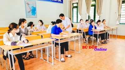 Bù Đốp: thí sinh kiểm tra thông tin trước kỳ thi tốt nghiệp 2024