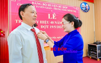 PHÓ BÍ THƯ THƯỜNG TRỰC HUYỆN UỶ BÙ ĐỐP TRAO HUY HIỆU 40 NĂM TUỔI ĐẢNG CHO ĐẢNG VIÊN