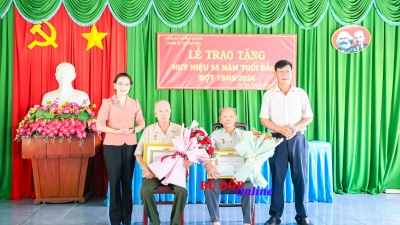 Bù Đốp trao Huy hiệu 55 năm tuổi đảng đợt 19/5