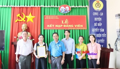 Bù Đốp: kết nạp đảng viên trong doanh nghiệp