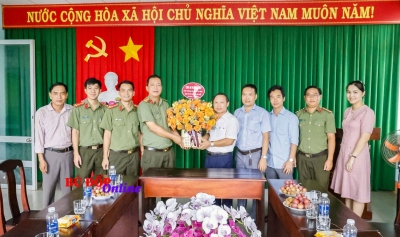 Các đơn vị lực lượng vũ trang thăm chúc mừng Ngày báo chí cách mạng Việt Nam 21-6