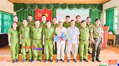 Trao quyết định cán bộ công an xã Thanh Hòa