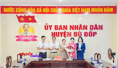 UBND Huyện Bù Đốp công bố Quyết định công tác cán bộ.