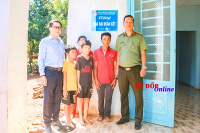 Bù Đốp: bàn giao 02 căn nhà “Mái ấp tình thương”