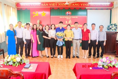 Bù Đốp: Kết nạp đảng viên mới là học sinh THPT