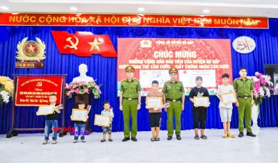 Bù Đốp trao 6 thẻ Căn cước cho công dân dưới 14 tuổi