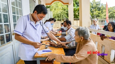 Bù Đốp: trên 350 triệu đồng chương trình khám bệnh cấp thuốc miễn phí, trao học bổng học sinh nghèo
