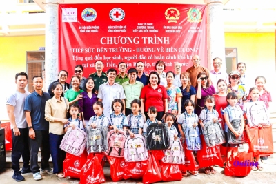 Trên 300 phần quà cho học sinh khó khan xã Tân Tiến
