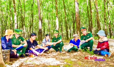 Trung đoàn 717 đẩy mạnh tuyên truyền pháp luật cho người dân