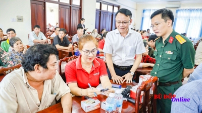 Viettel Bình Phước trao tặng 441 điện thoại 4G cho người dân trên địa bàn Bù Đốp