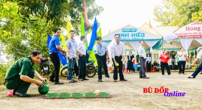 Phó chủ tịch UBND huyện Bù Đốp dự Ngày hội Đại đoàn kết toàn dân tộc tại ấp 4 xã Thanh Hoà.