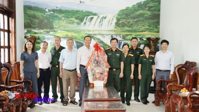 Phó Bí thư, Chủ tịch UBND huyện Bù Đốp Lê Quang Oanh thăm, tặng quà chúc Tết Nguyên Đán ẤT Tỵ 2025