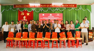 Đoàn đại biểu quốc hội tỉnh Bình Phước trao quà tết