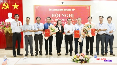 Bù Đốp: trao quyết định bổ nhiệm lại cho công chức, viên chức lãnh đạo quản lý năm 2025