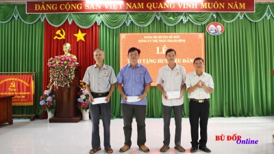 Thị trấn Thanh Bình: 03 đảng viên nhận huy hiệu Đảng đợt 3-2