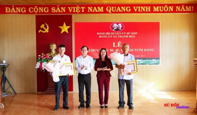 Bù Đốp: 10 đảng viên nhận huy hiệu đảng đợt 3-2